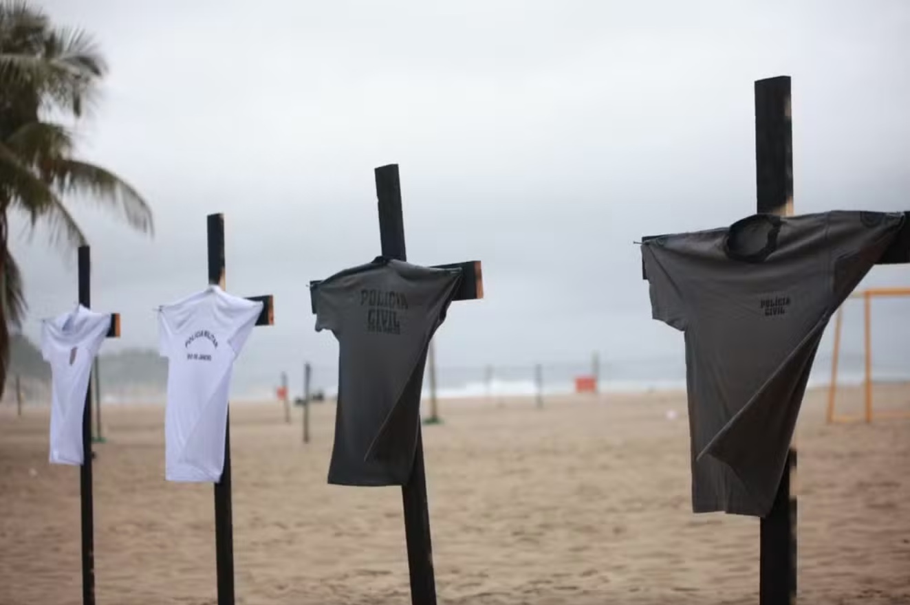 Cruzes são colocadas na Praia de Copacabana em homenagem a policiais mortos