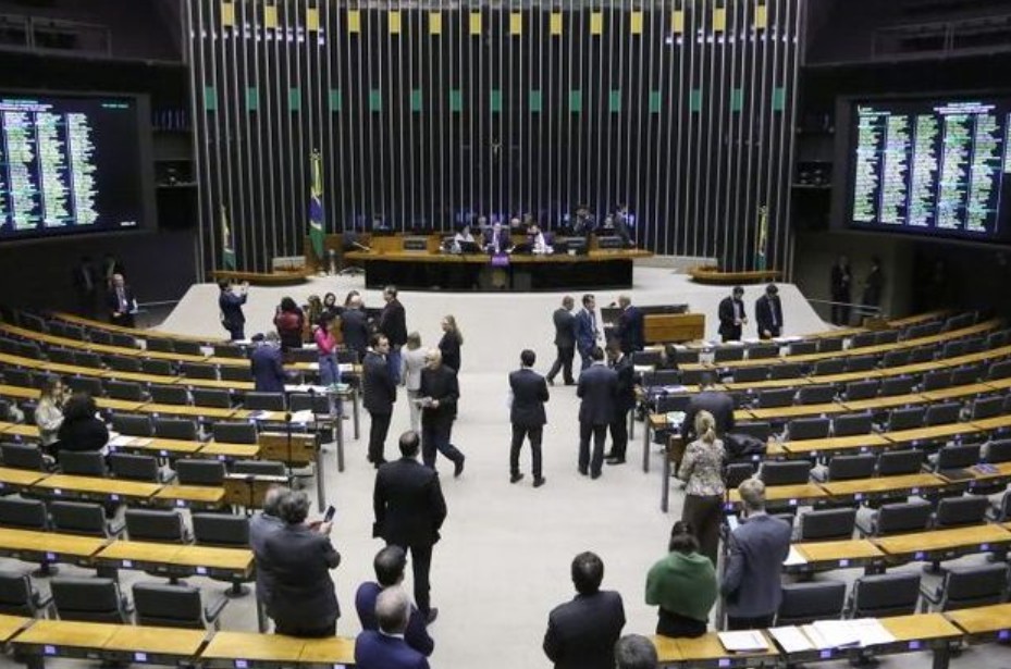 Câmara aprova aumento de salário de servidores do Poder Judiciário