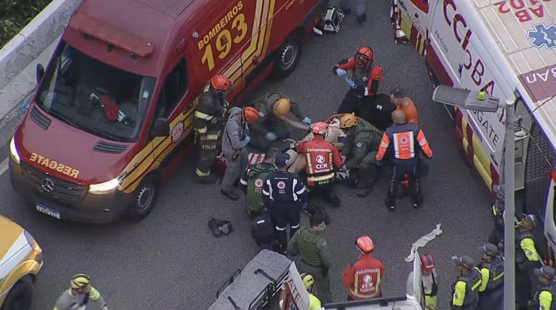 Caminhão cai de ponte e deixa quatro pessoas feridas em São Paulo