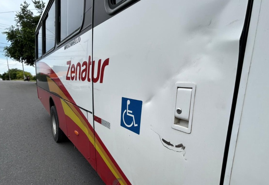 Casal fica ferido após moto colidir em micro-ônibus na av. Passarinho