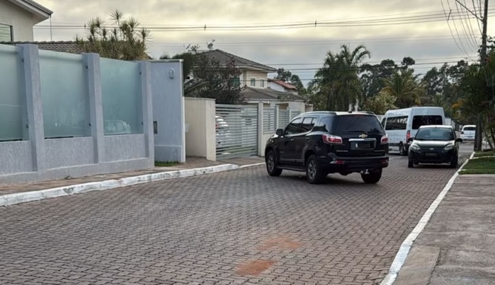 Vizinhos de Bolsonaro comemoram prisão preventiva com fogos e churrasco