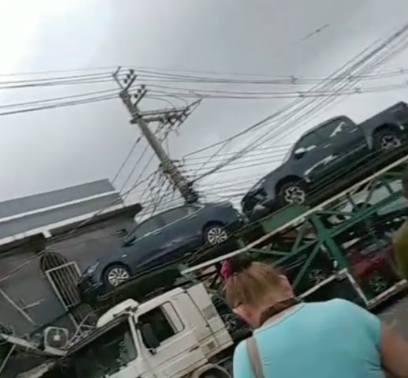 Caminhão-cegonha perde controle e colide com casa em Manaus