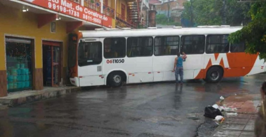 Ônibus desgovernado invade material de construção em Petrópolis