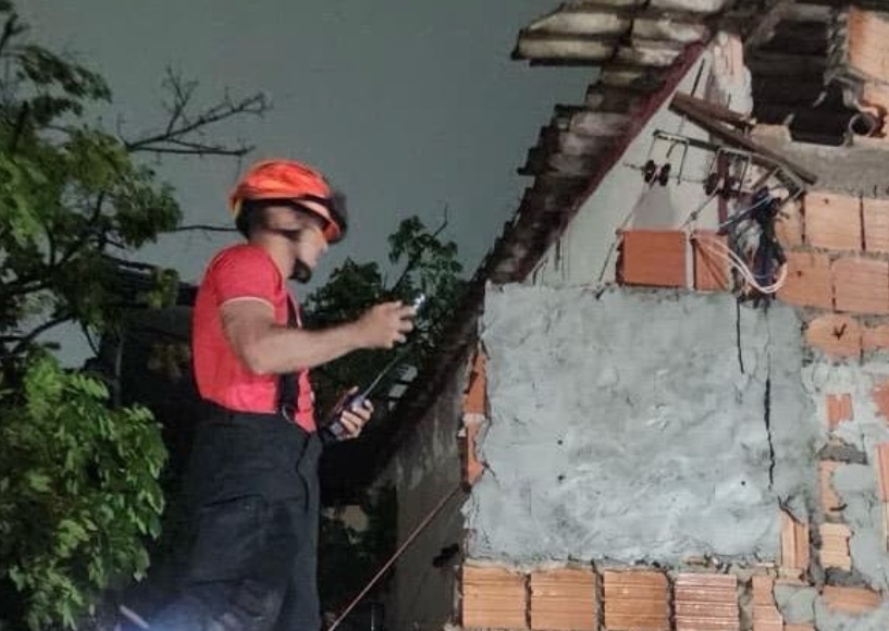 Bombeiros resgataram pessoas presas em elevador durante temporal em Manaus