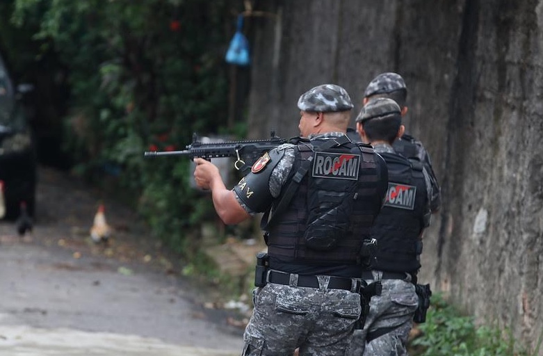 Rocam resgata homem do 'tribunal do crime' em Manaus