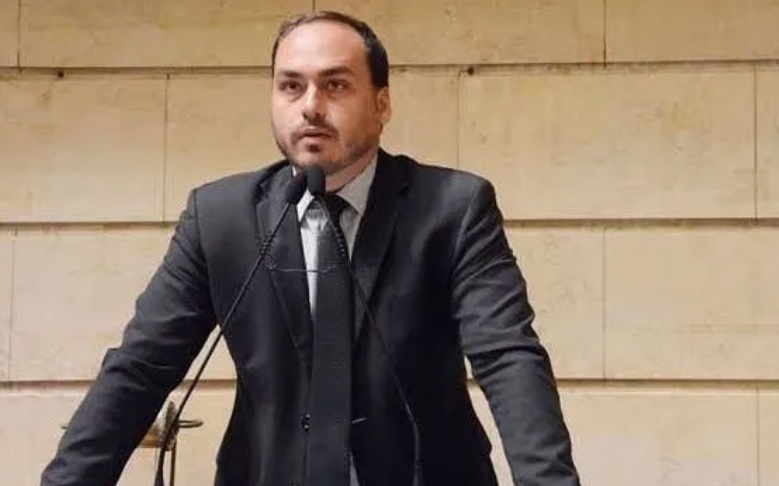 Carlos Bolsonaro renuncia ao mandato de vereador