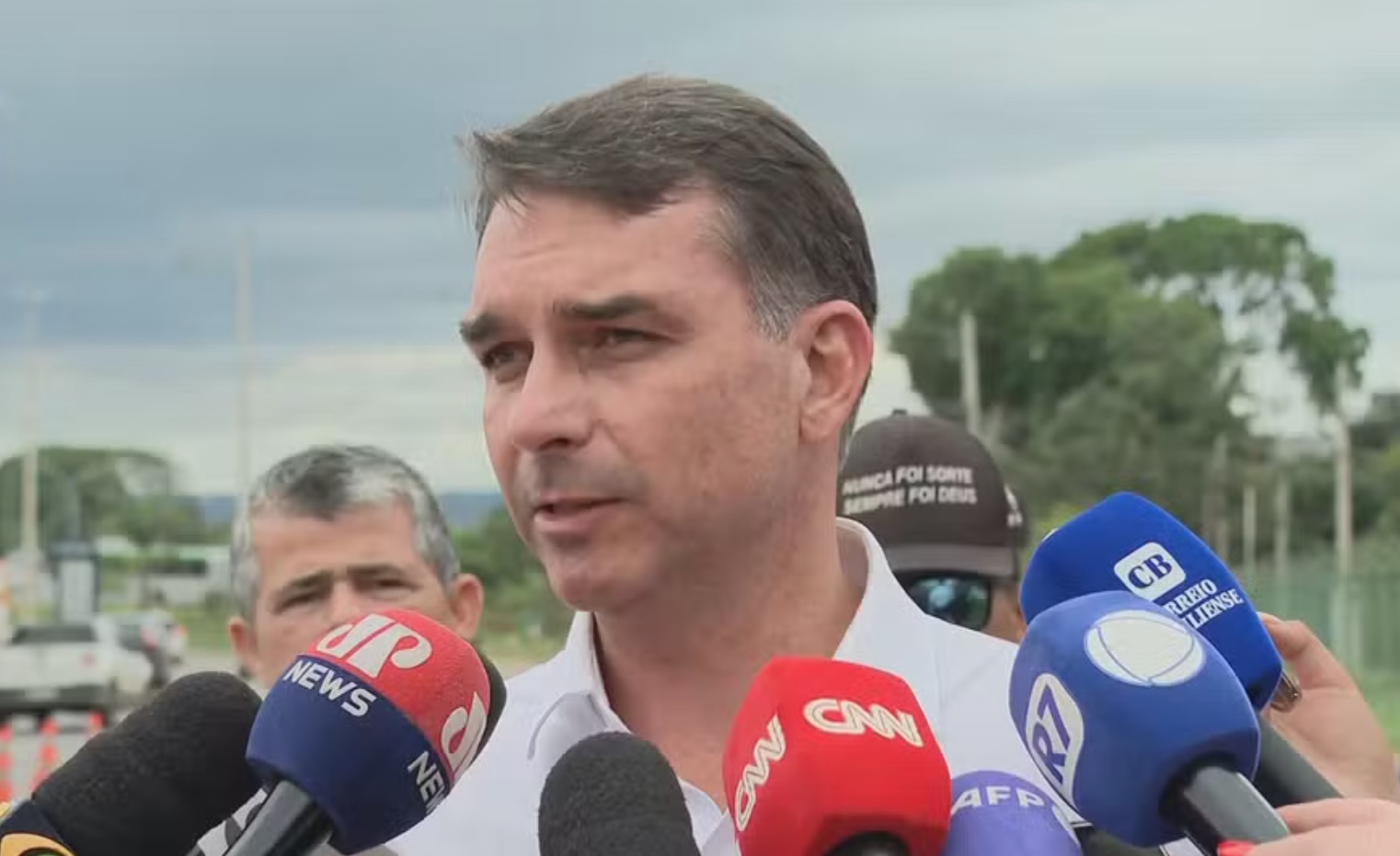 Flávio visita Bolsonaro na prisão e reforça pedido de cirurgia