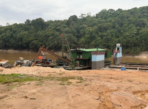 PF apreende seis embarcações usadas no garimpo ilegal em Manaus