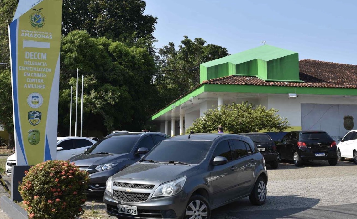 Inconformado com término, homem é preso após agredir ex em rua de Manaus