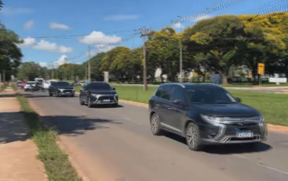 Bolsonaro deixa a PF sob escolta e é internado para cirurgia em Brasília