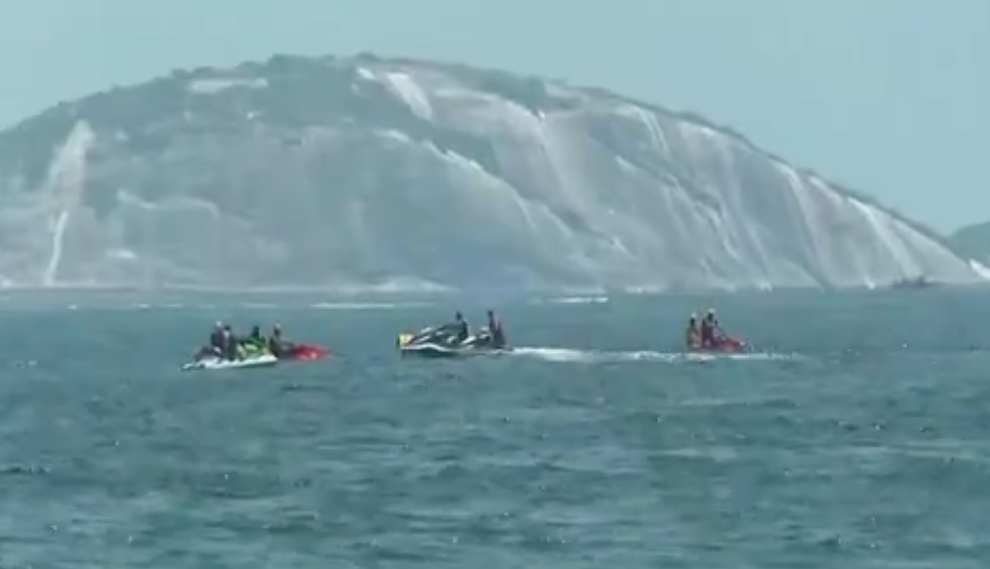 Aeronave de pequeno porte cai no mar em Copacabana; bombeiros fazem buscas