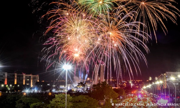 Como proteger crianças com TEA e pets do barulho dos fogos no Réveillon