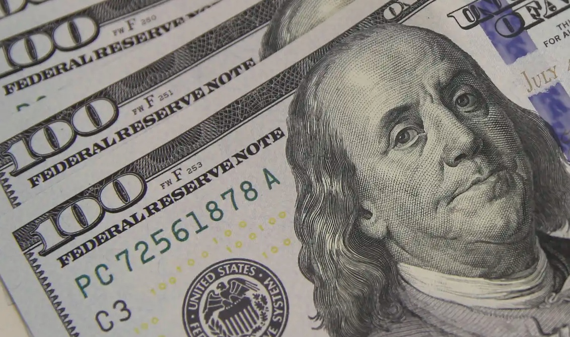 Dólar cai mais de 10% em 2025 e registra maior queda em quase uma década
