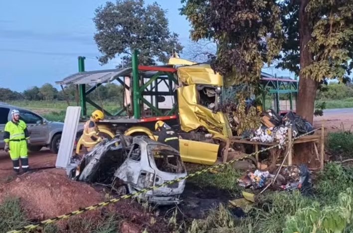 Família inteira morre após carreta invadir contramão na BR-040, em MG