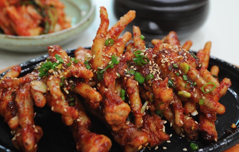 Atraso no progresso? Entenda a superstição de não comer aves na virada