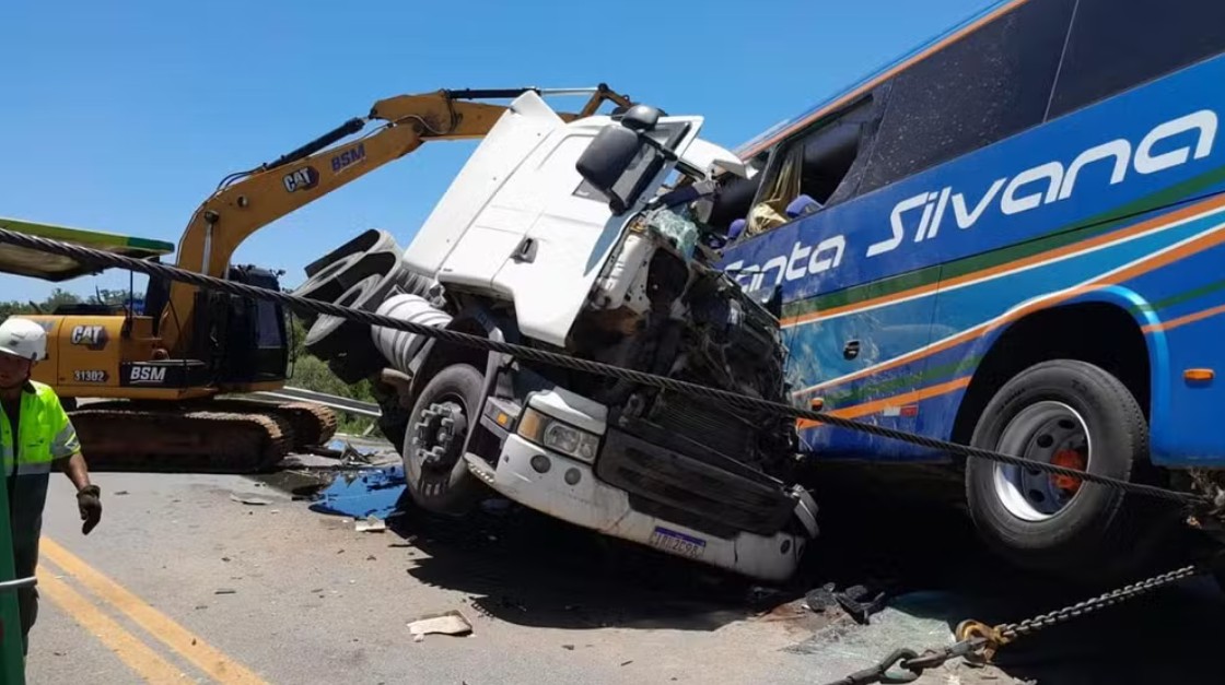Onze pessoas morrem em acidente entre ônibus e caminhão na BR-116