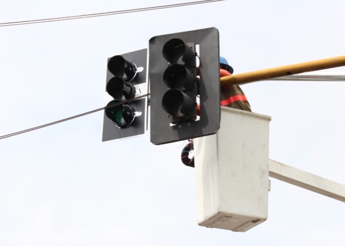 Novo semáforo com botoeira é ativado na Avenida do Turismo