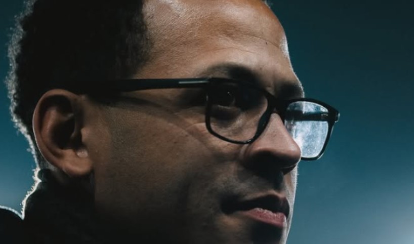 Chelsea anuncia Rosenior como novo treinador com contrato até 2032