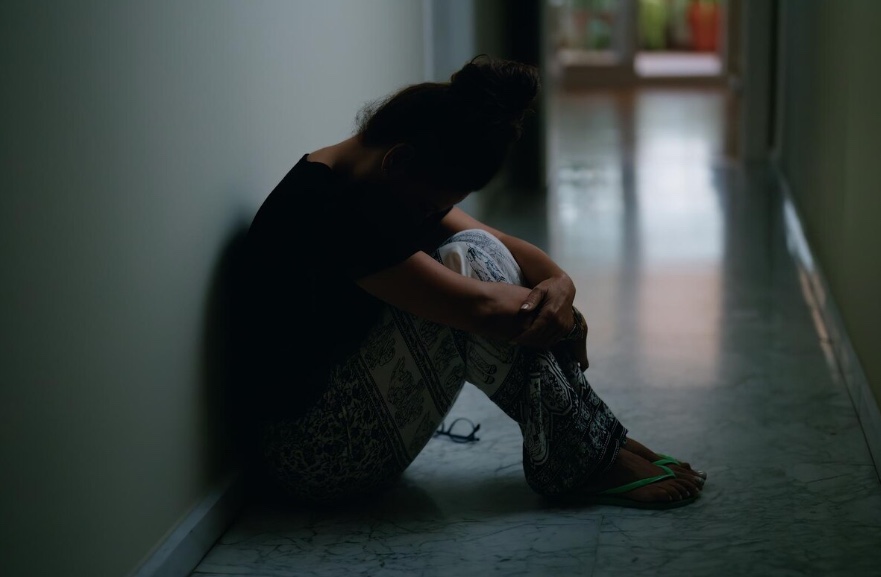 Mãe é presa por permitir que padrasto abusasse da filha de 8 anos em Manaus