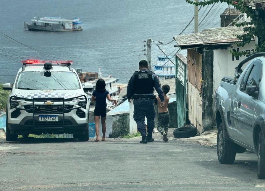 PM resgata crianças que passam o dia nas ruas de São Raimundo, em Manaus