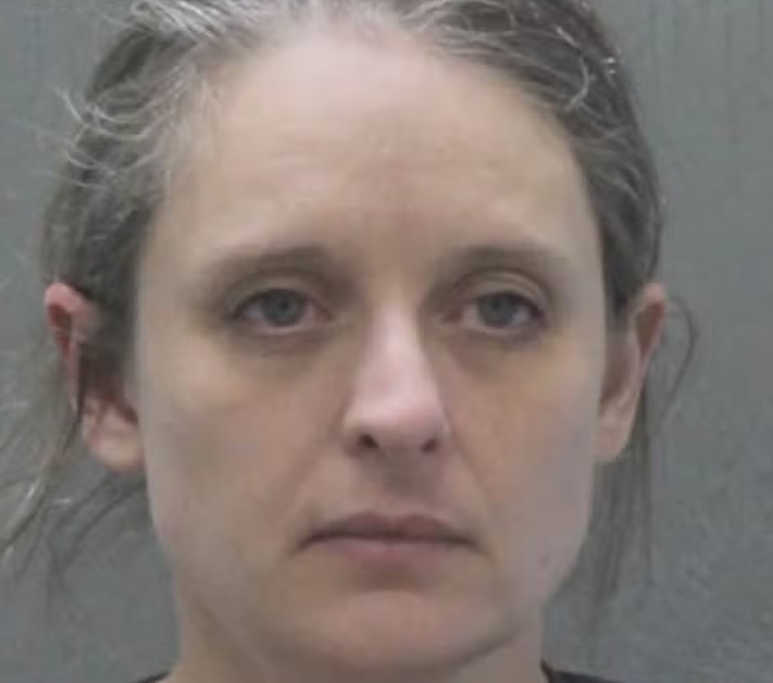 Mulher que dizia ser sereia é presa por agressão e invasão