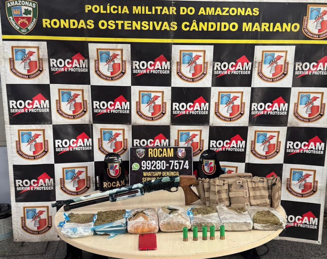 Homem tenta fugir, mas é preso com espingarda e maconha na Compensa