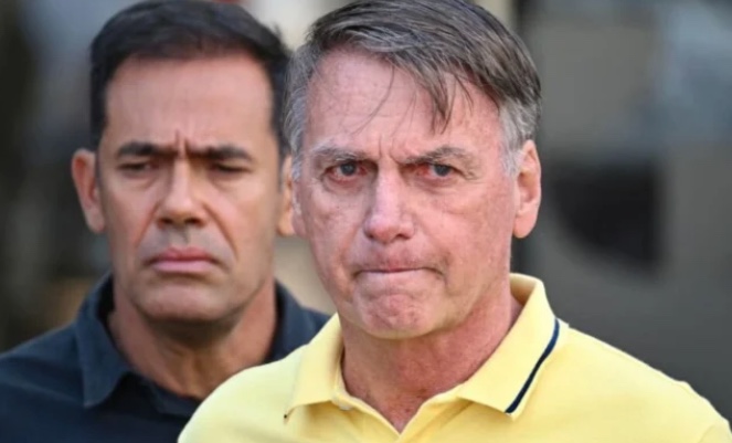 Bolsonaro recebe protetor de ouvido para suportar barulho na PF