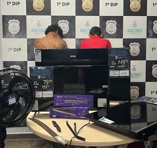 Suspeitos são flagrados com TVs furtadas durante ronda no Centro