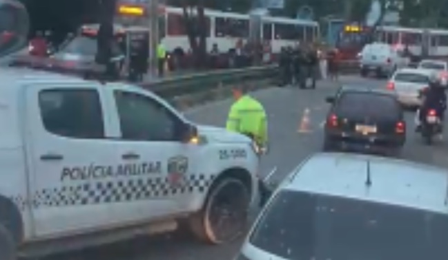 Motociclista morre após colisão em curva na avenida Cosme Ferreira