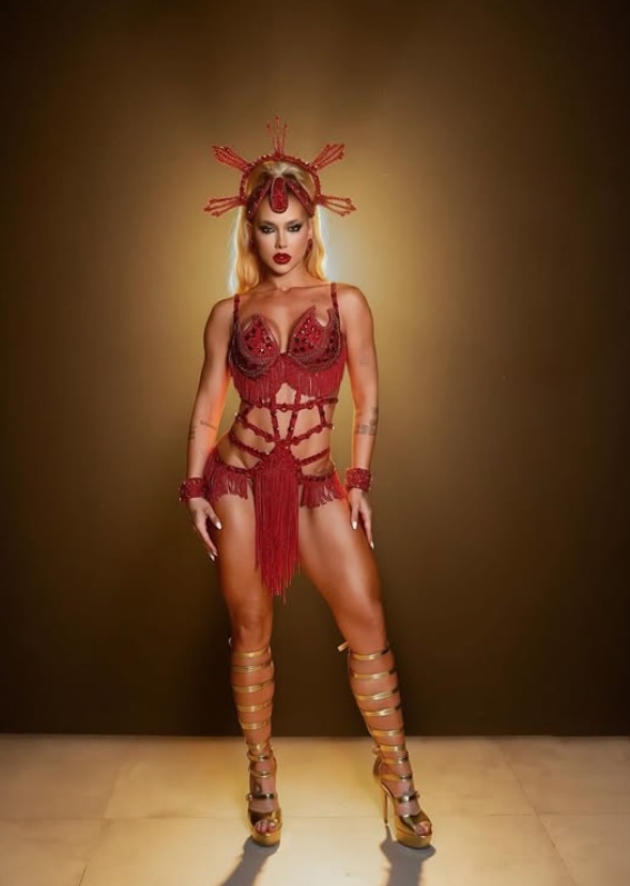 Virginia causa alvoroço com figurino marcante em ensaio da Grande Rio