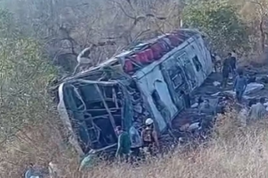 Ônibus lotado com fiéis capota em Alagoas e deixa ao menos 15 mortos