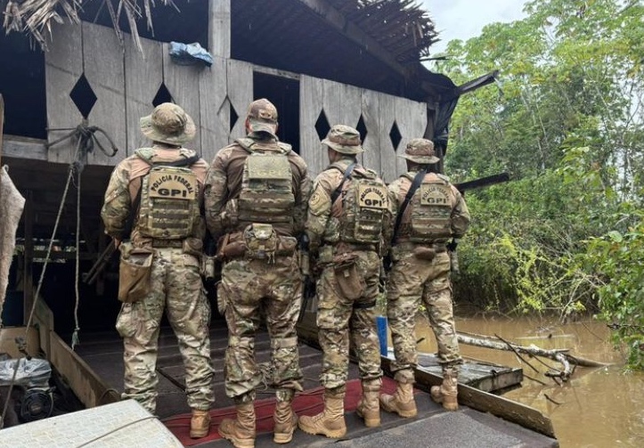 PF e Ibama destroem 29 dragas de garimpo ilegal no Rio Madeira 