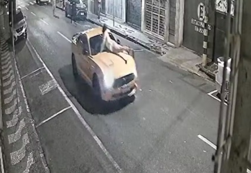 Homem atropela ex e dirige com vítima no capô no Paraná