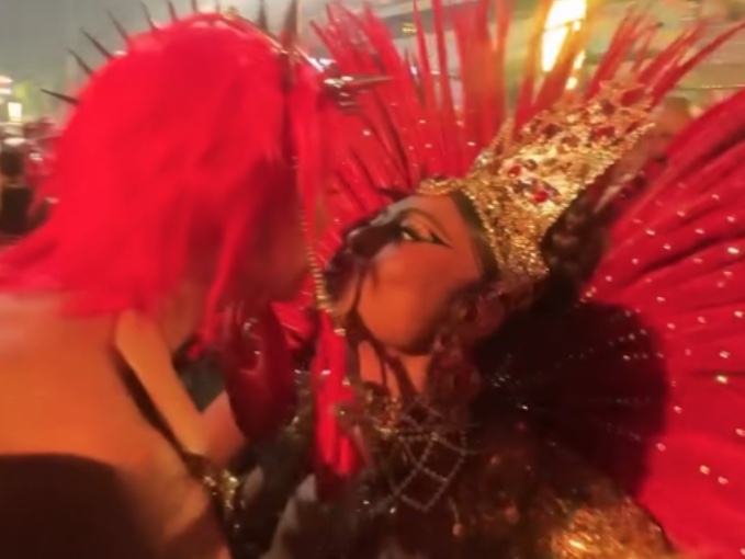 Sabrina Sato surpreende e dá selinho em Juliana Paes na Sapucaí