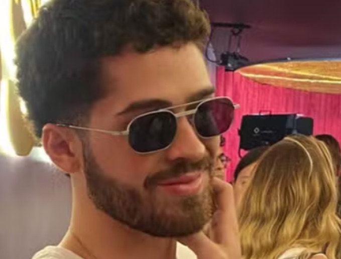 João Guilherme perde celular após parar para fazer xixi na Sapucaí