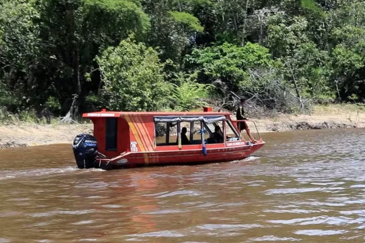 Pertences de desaparecido são achados a 70 km de naufrágio em Manaus