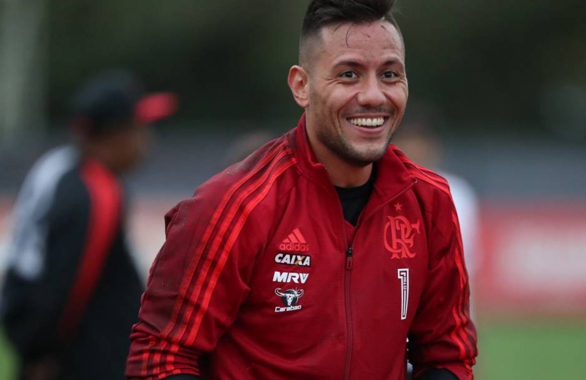 Ídolo do Flamengo anuncia aposentadoria dos gramados