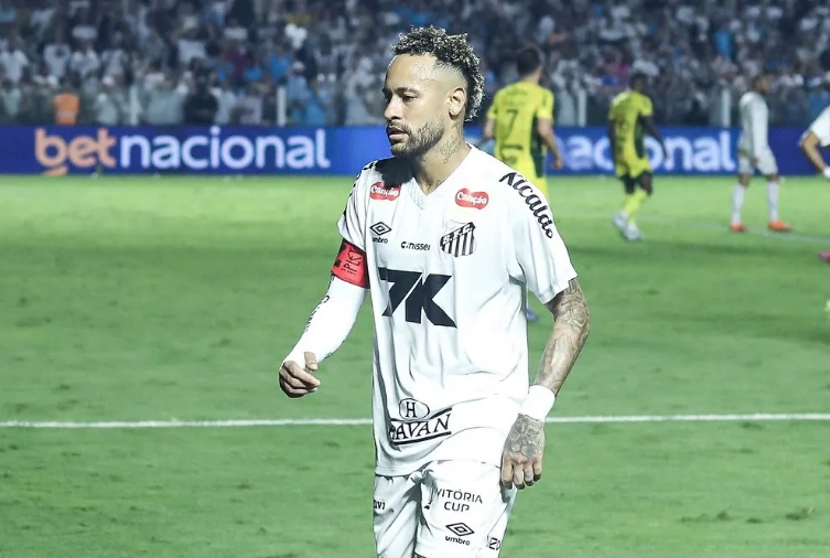 Neymar encerra maior jejum pelo Santos desde 2013 e volta a marcar