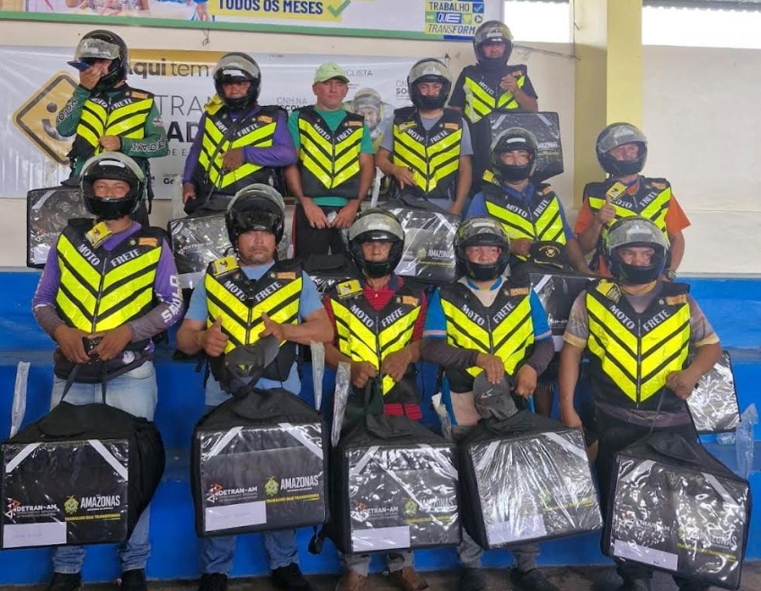 Detran-AM entrega kits de segurança a motofretistas de Manaquiri