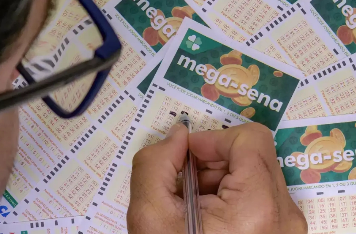 Mega-Sena acumula e pode pagar R$ 105 milhões neste sábado