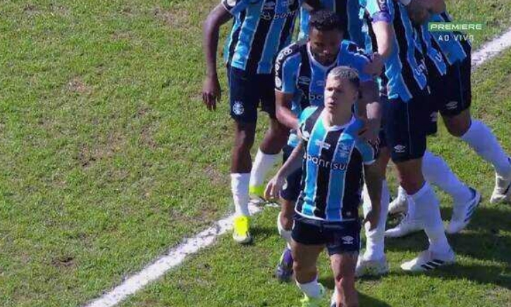 Grêmio bate o Vitória e volta a vencer no Brasileiro após quase um mês