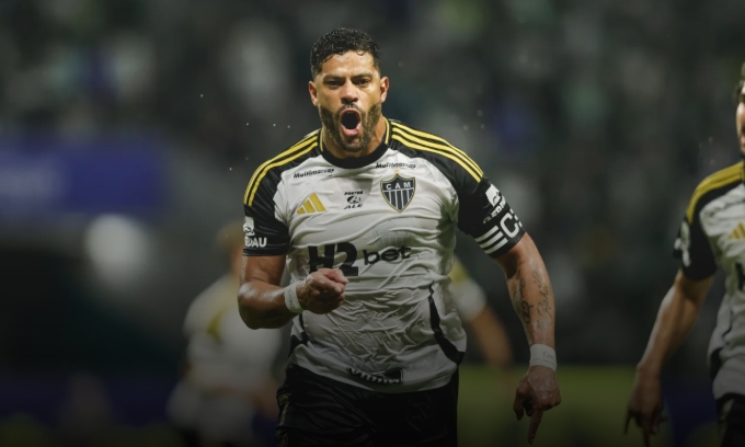 Organizada do Atlético-MG cobra elenco em aeroporto e Hulk 'bate de frente'