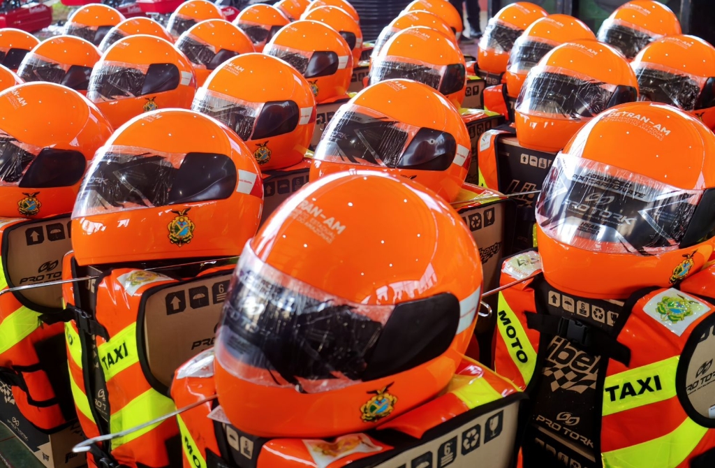 Mototaxistas de Urucurituba recebem kits de segurança e acesso à CNH Social