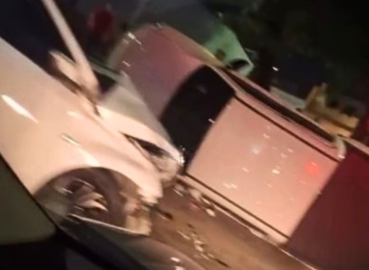 Caminhonete capota após colisão no conjunto Eldorado