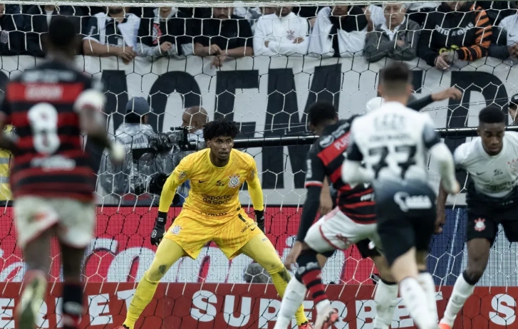 Corinthians paga multa de Hugo Souza ao Flamengo; veja valores