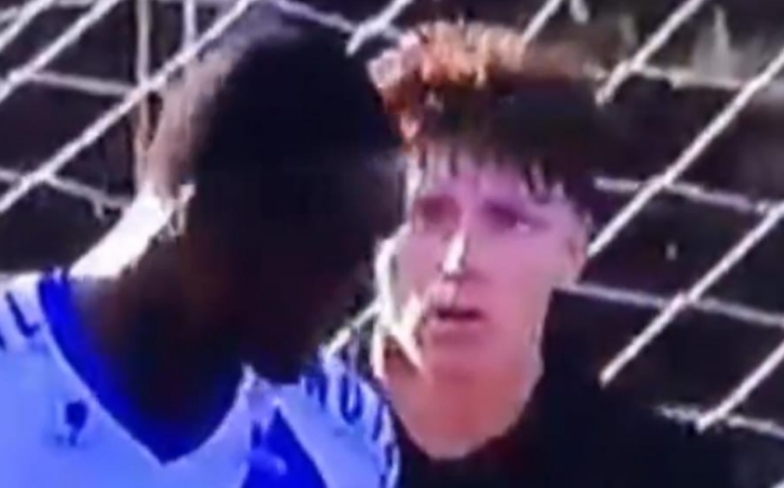 Jogador que xingou rival de 'macaco' recebe pena menor que vítima; entenda