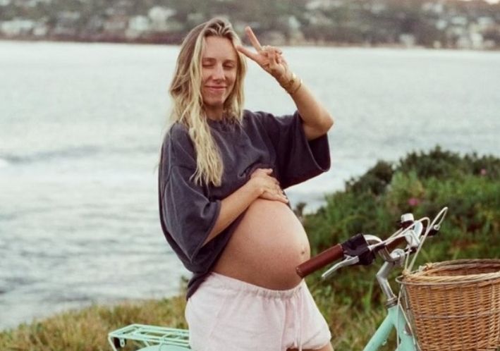 Influenciadora viraliza ao dar seu leite materno para funcionários