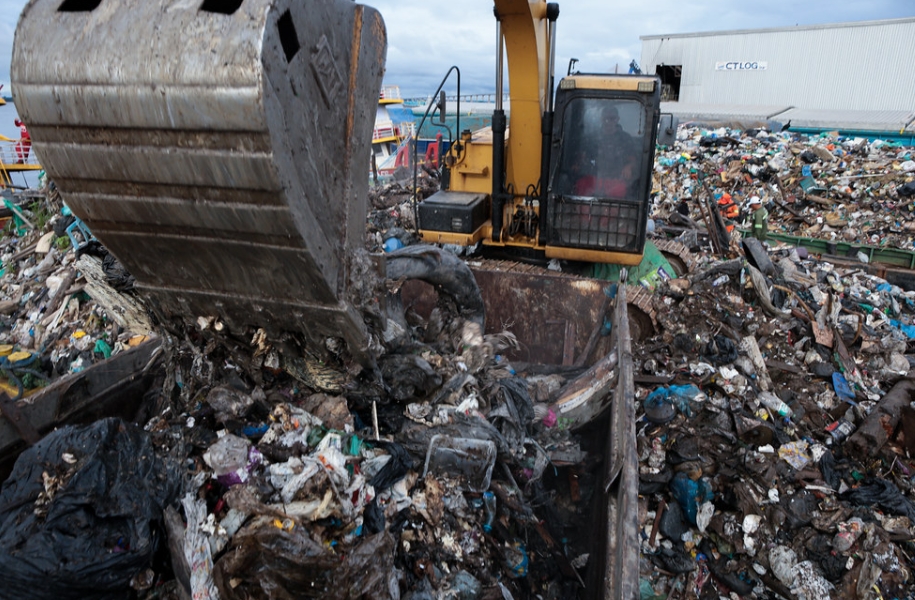 Mais de 300 toneladas de lixo são recolhidas do Rio Negro neste domingo