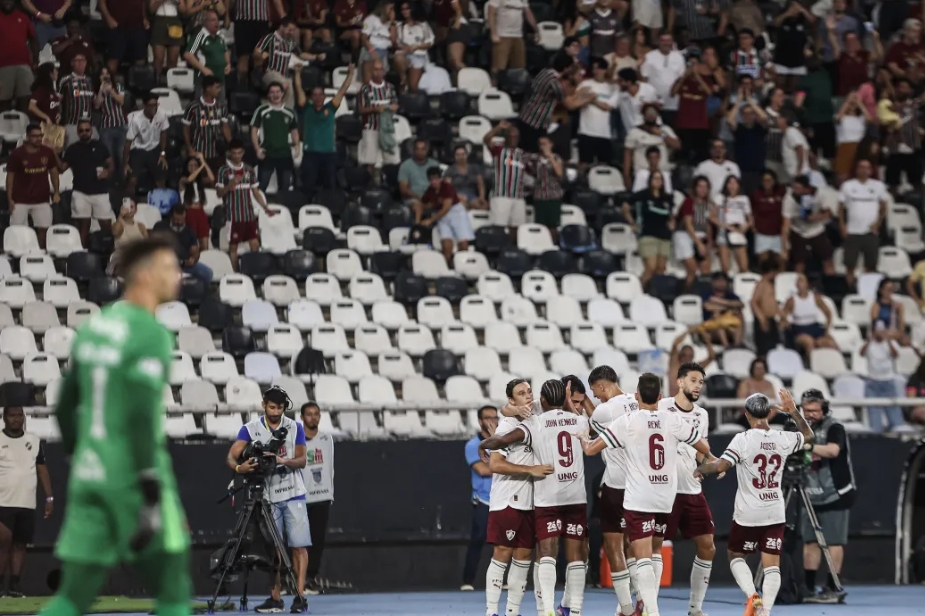 Fluminense vence Vasco por 1 a 0 e abre vantagem na semifinal do Carioca