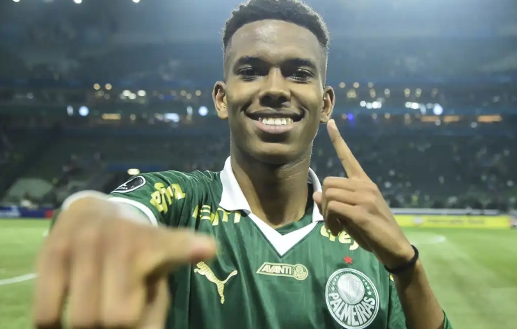 Palmeiras ganhou mais de R$ 120 mi com Estêvão após bater o pé por multa
